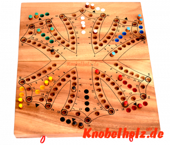 Tock Tock Spiel XL aus Holz für 6 Spieler ist ein Unterhaltungsspiel mit Karten in den Maßen 25,8 x 25,8 x 2,5 cm Tock Saman