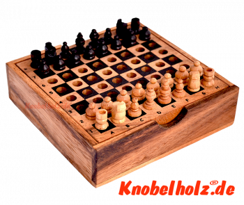 Schach Strategie Spiel mit mini Holzfiguren in Samanea Holzbox für Dich und Deine Gegner auf Reisen