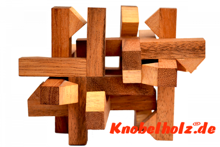 Sondor Cube Puzzle Detailansicht leicht geöffnetes 3 D Interlock Puzzle, Knobelspiel aus Holz mit den Maßen 9,0 x 9,0 x 9,0 cm samanea wooden brain teaser